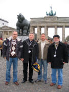 Michał, Mieczysław, Andrzej i Jan przy bramie Brandenburskiej w Berlinie