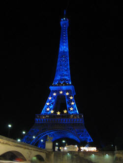 Wieża Eiffla na czas przewodnictwsa Francji w UE